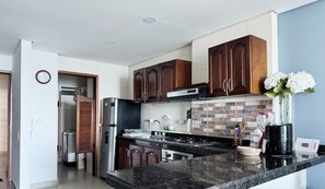 Refrigerador, microondas, horno y cafetera y tetera