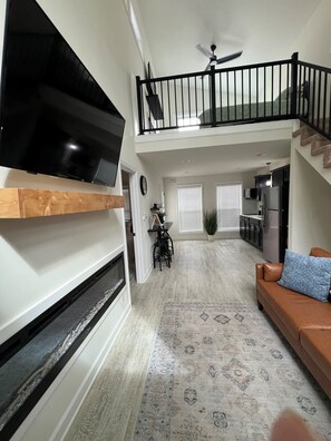 Smart TV, fireplace - Captivating 2-bedroom, garage door house with WiFi, AC in welcoming Somerset (Somerset)