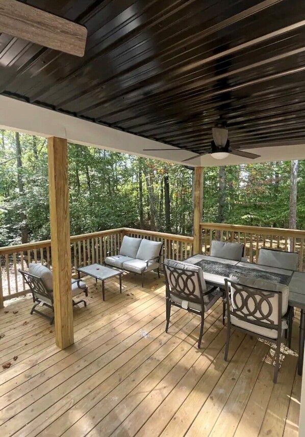 Outdoor dining - Captivating 2-bedroom, garage door house with WiFi, AC in welcoming Somerset (Somerset)