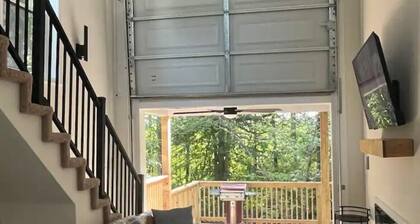 Captivating 2-bedroom, garage door house with WiFi, AC in welcoming Somerset
