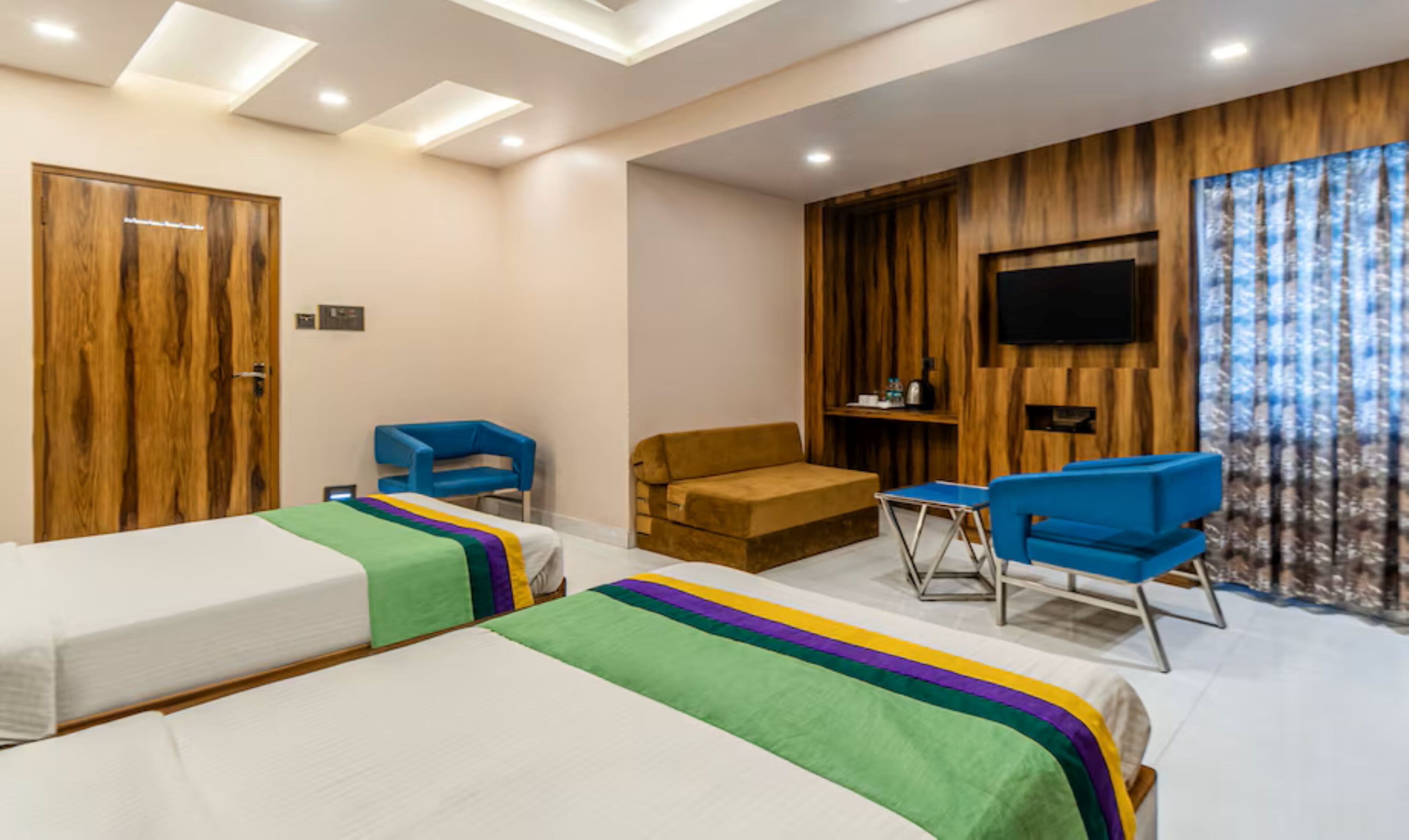 Deluxe Suite | In-room safe, laptop workspace, soundproofing, iron/ironing board