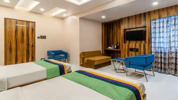 Deluxe Suite | In-room safe, laptop workspace, soundproofing, iron/ironing board