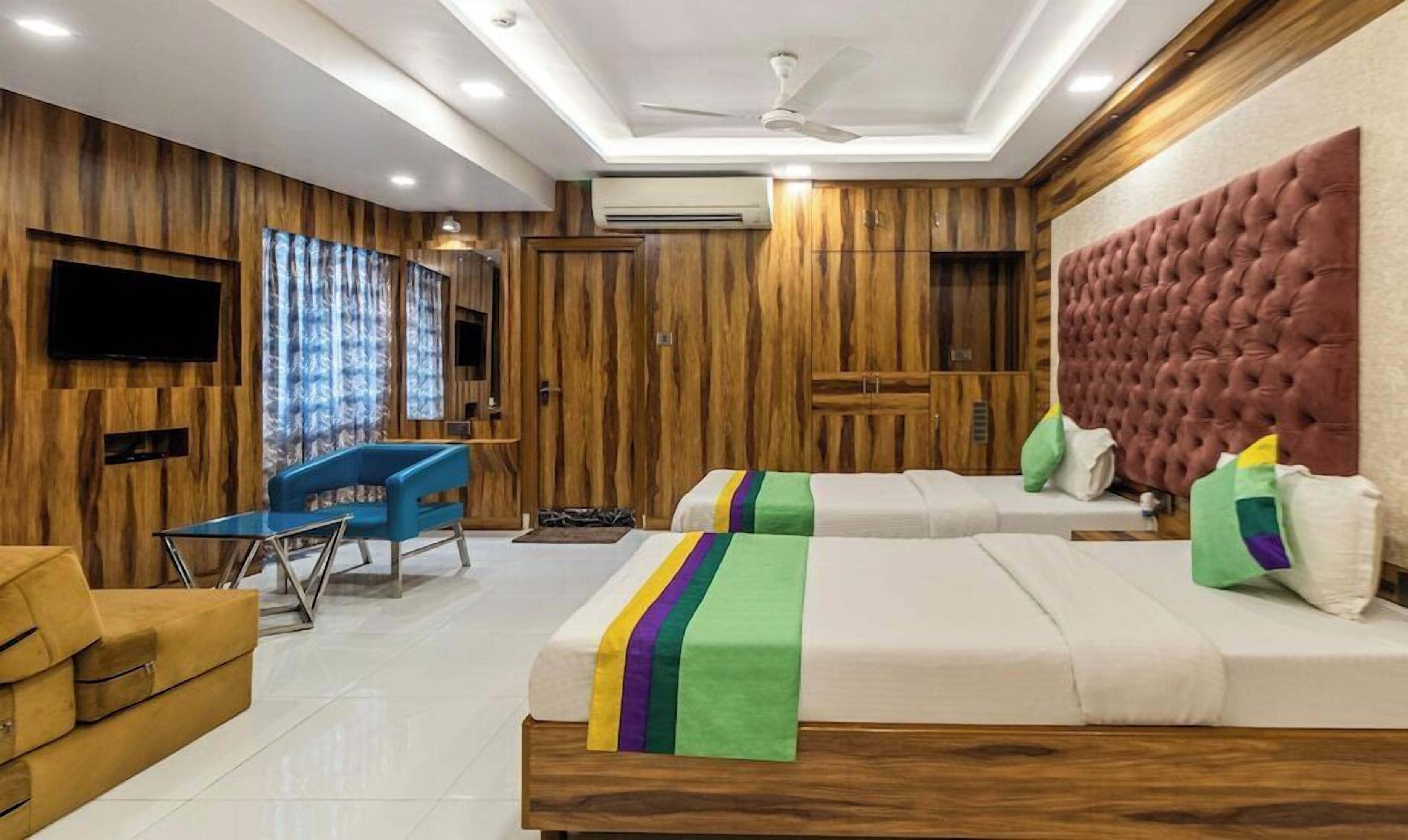 Deluxe Suite | In-room safe, laptop workspace, soundproofing, iron/ironing board