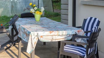 屋外ダイニングエリア