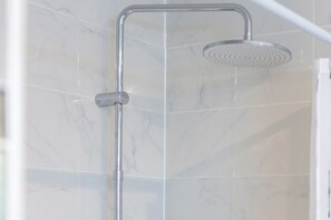Een douche, een haardroger, handdoeken