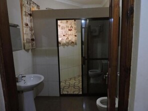 Shower - KLH RESORT DOUBLE OR TWIN ROOM 10 (Karatu)