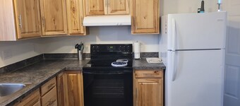 Charming 2-bedroom condo in lovely Coos Bay with WiFi, AC