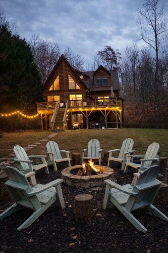 Enchanting 5-Bed/5-Bath Lakefront Log Cabin with Private Cove, Beach & Hot Tub.