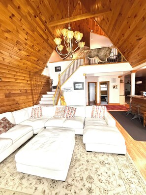 Una Smart TV, un reproductor de DVD, un futbolín, libros