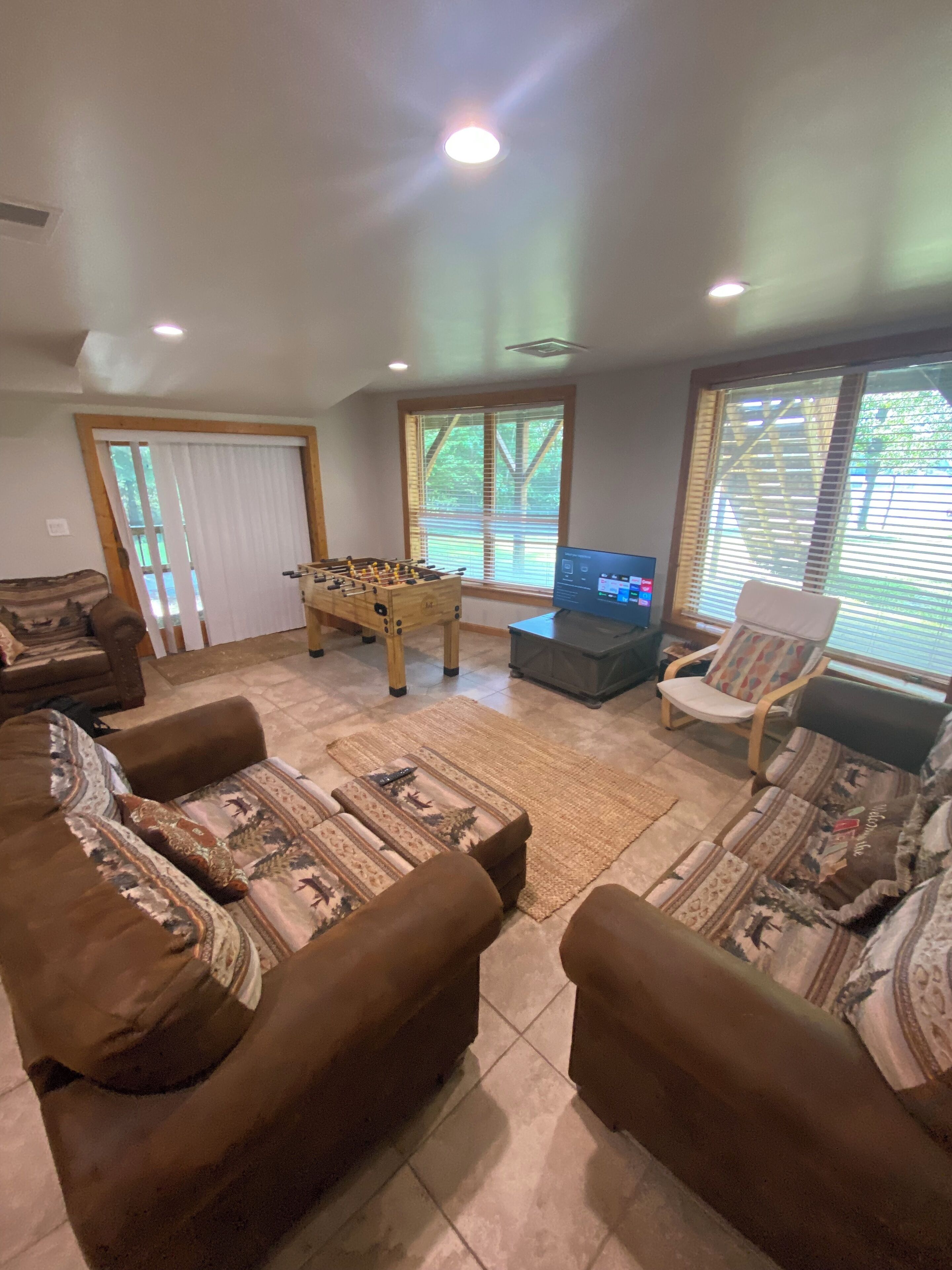 智能电视、DVD 播放器、桌上足球、书