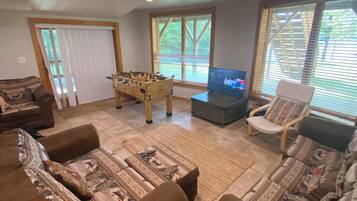 Smart TV, reproductor de DVD, futbolito, libros