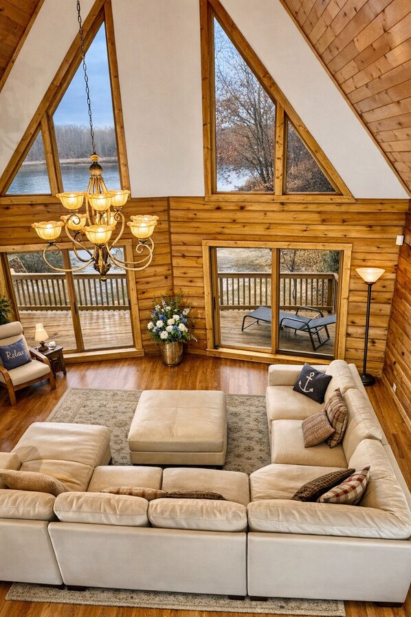 Téléviseur connecté, lecteur de DVD, table de baby-foot, livres