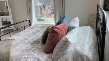 2 bedrooms, iron/ironing board, WiFi, bed sheets