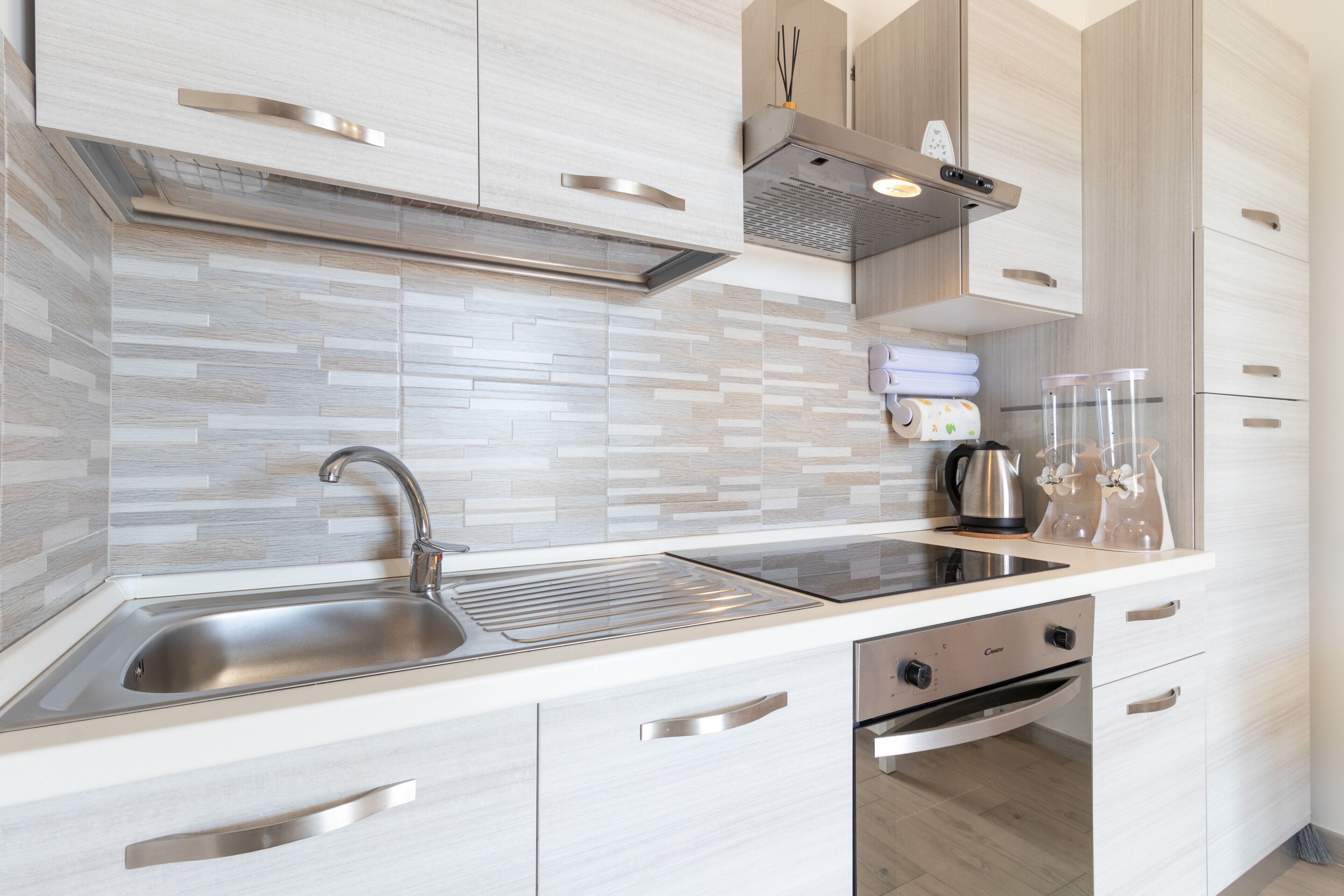 冷蔵庫、電子レンジ、オーブン、コンロ