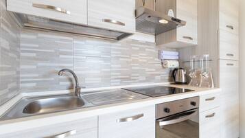 Geladeira, micro-ondas, fogão, cooktop