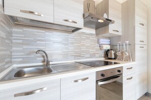 Fridge, microwave, oven, stovetop - Apartment 'Bacio' with Shared Pool, Wi-Fi and Air Conditioning (Putignano)