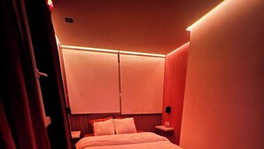 A modern bedroom with a bed, bedside tables, and a wooden floor. - Cosy apartment with views over Paris (Le Kremlin-Bicêtre)