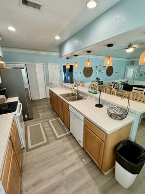 ثلاجة، ميكروويف، فرن، موقد طهي مسطح