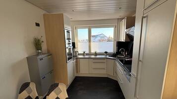 KĂŒhlschrank, Mikrowelle, Ofen, Herdplatte