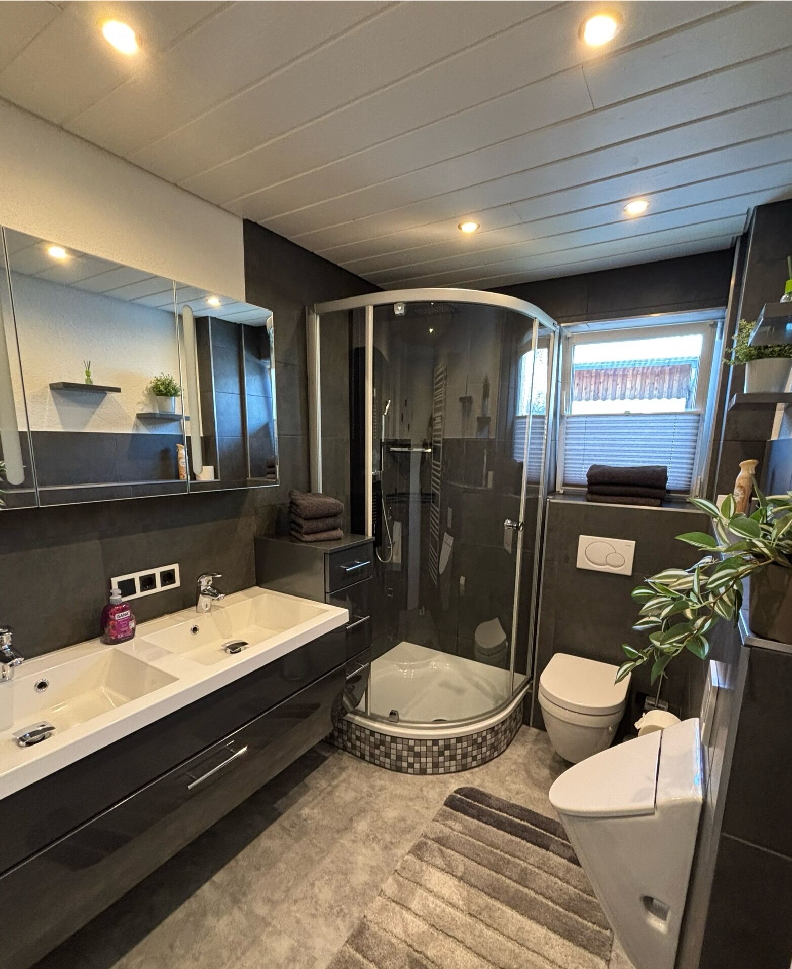 Een haardroger, handdoeken, zeep, shampoo