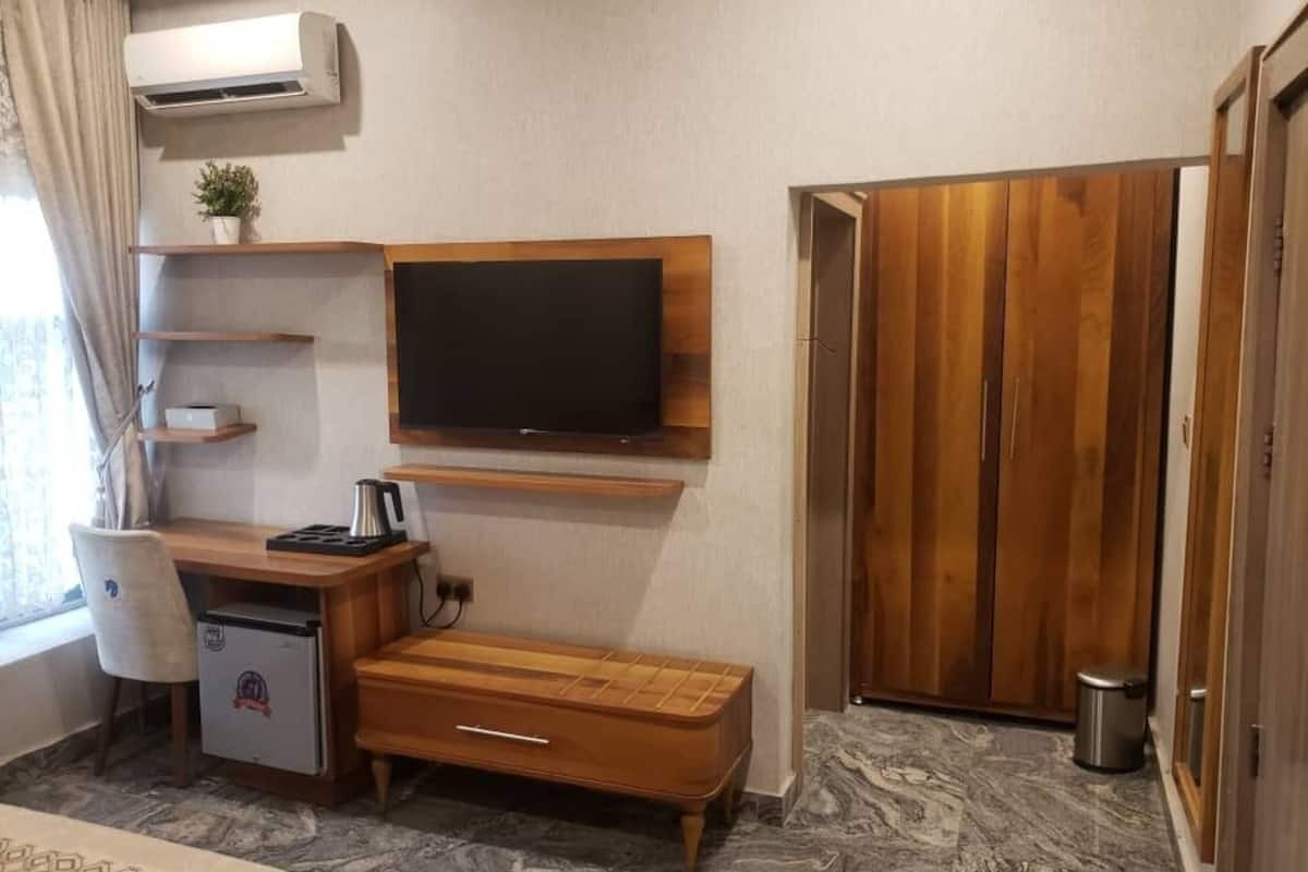 Executive enkelrum - 1 kingsize-säng - utsikt mot trädgården | 1 sovrum, memory foam-madrasser, skrivbord och arbetsyta för laptop