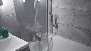 Bathroom - AWESOME 1 Bedroom Flat in Doncaster 19 (Doncaster)