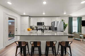 Réfrigérateur, four à micro-ondes, un four, surface de cuisson