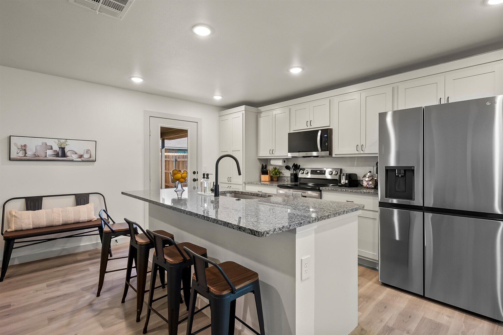 Réfrigérateur, four à micro-ondes, un four, surface de cuisson