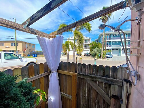 Walk 2 beach, Bay & Restaurants! Family Stays! Dogs are ok.