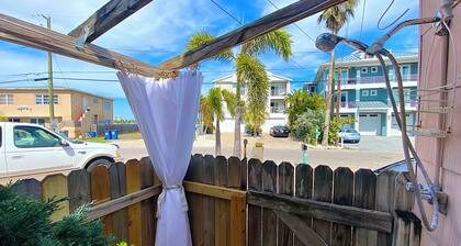 Walk 2 beach, Bay & Restaurants! Family Stays! Dogs are ok.