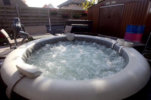 SMILEY awaits you in quiet area animals ok 5 min from beach and center 