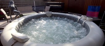 SMILEY awaits you in quiet area animals ok 5 min from beach and center 