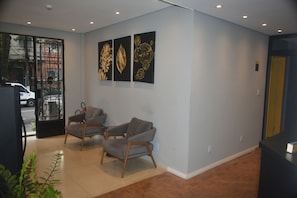 Een 32-inch smart-tv met digitale zenders en streamingdiensten