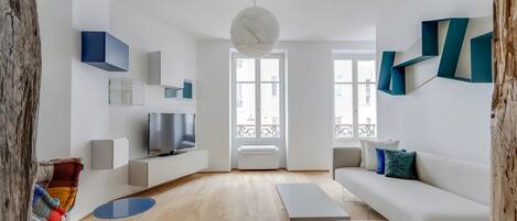 TV, DVD player, books, stereo