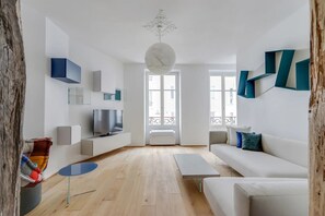 Télévision, lecteur de DVD, livres, chaîne hi-fi