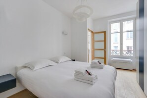 2 chambres, bureau, fer et planche à repasser, lit parapluie