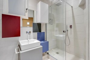 Ducha, secador de pelo, toallas y jabón