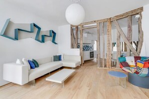 Una televisión, un reproductor de DVD, libros, un reproductor estéreo