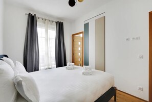 2 dormitorios, escritorio, tabla de planchar con plancha y cuna de viaje