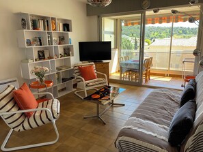 TV - Absolute comfort in Sanary, l'appart de la mer, all on foot, air conditioning and garage (Sanary-sur-Mer)