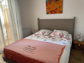 1 makuuhuone, silitysrauta/-lauta, vauvan matkasänky, vuodevaatteet