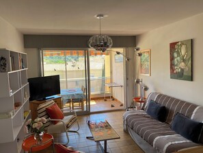 TV - Absolute comfort in Sanary, l'appart de la mer, all on foot, air conditioning and garage  (Sanary-sur-Mer)