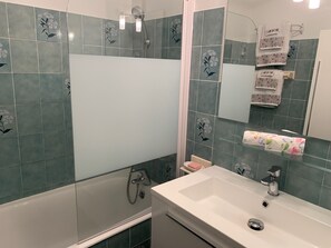 Hiustenkuivaaja, pyyhkeet, saippua, sampoo