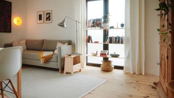 Smart TV, books, stereo