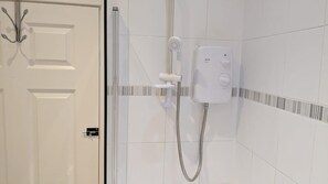 Combined shower/tub, deep soaking tub, towels - Charming 3 Bedroom House in Liverpool (Liverpool)