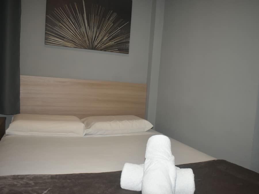 Double Room Single Use | Laptop workspace, free WiFi, bed sheets