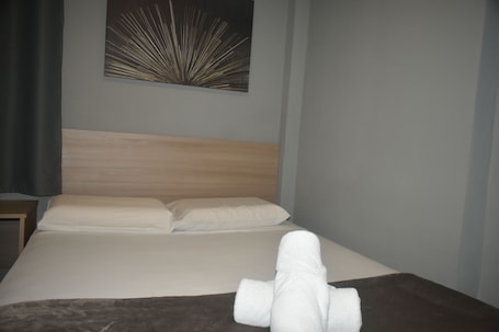 Double Room Single Use | Laptop workspace, free WiFi, bed sheets. Unity Hotel Votorantim