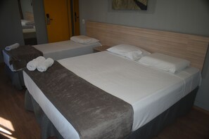 Standard Room | Laptop workspace, free WiFi, bed sheets - Unity Hotel Votorantim (Votorantim)
