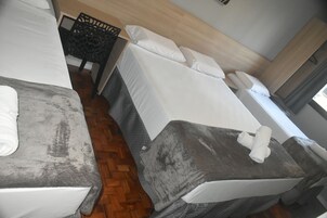 Espacio para trabajar con laptop, wifi gratis y ropa de cama 