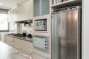 Fridge, microwave, oven, coffee/tea maker - WI-FI 1GB | 600m from Canasvieiras Beach #CANA12 (Florianópolis)